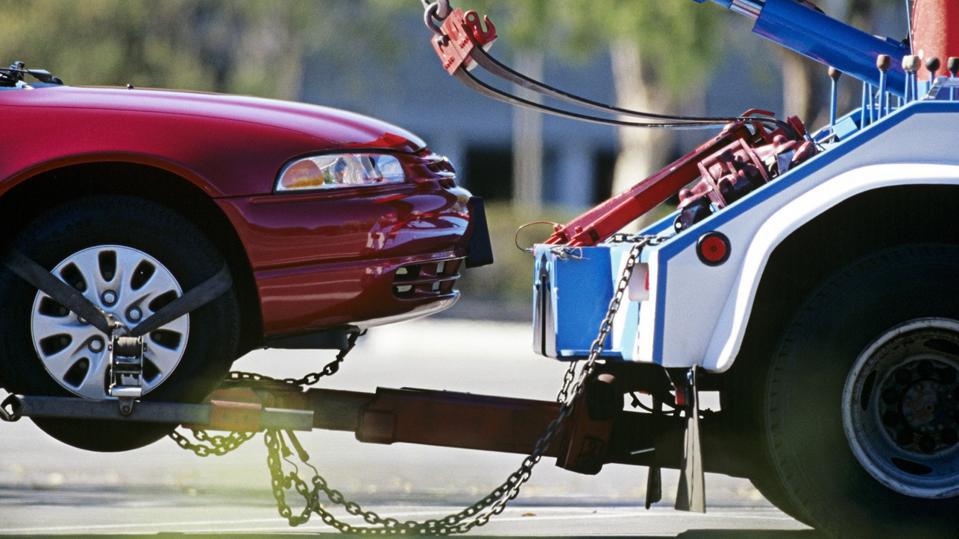 When You’re Stranded: The Truth About Emergency Towing and Roadside Help