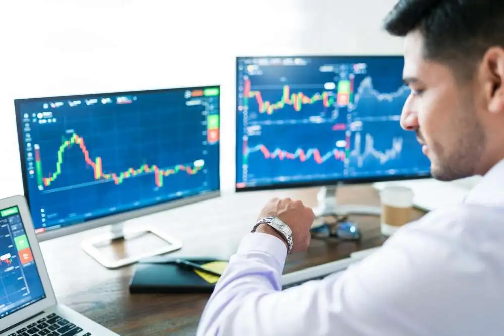 A Laptop and Reliable Internet Are Changing Who Can Participate in Online Forex Trading